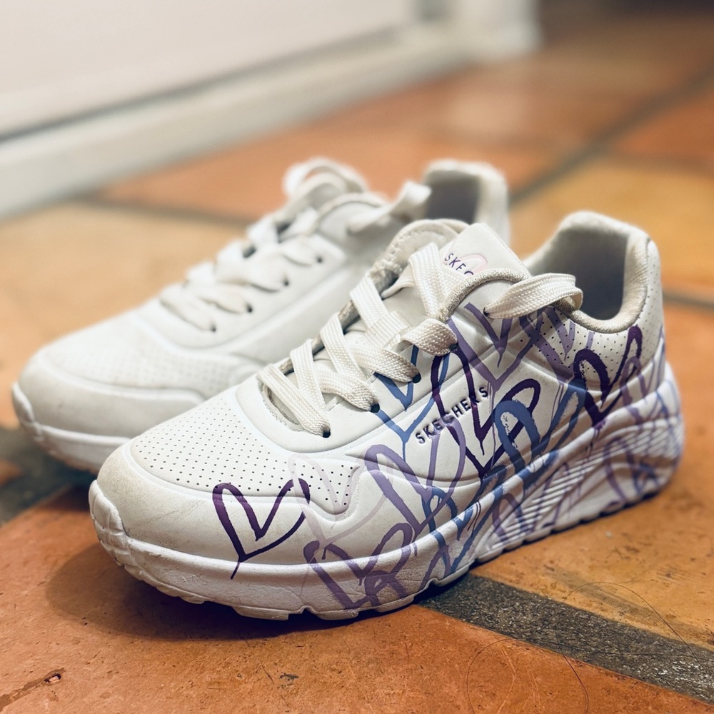 Kids’ SKECHERS JGoldcrown White Sneakers with Purple Hearts, size 1